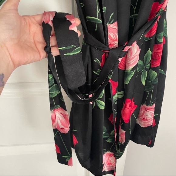 Secret Treasures Black Silky Robe with Red and Pink Roses Size M - Picture 3 of 8